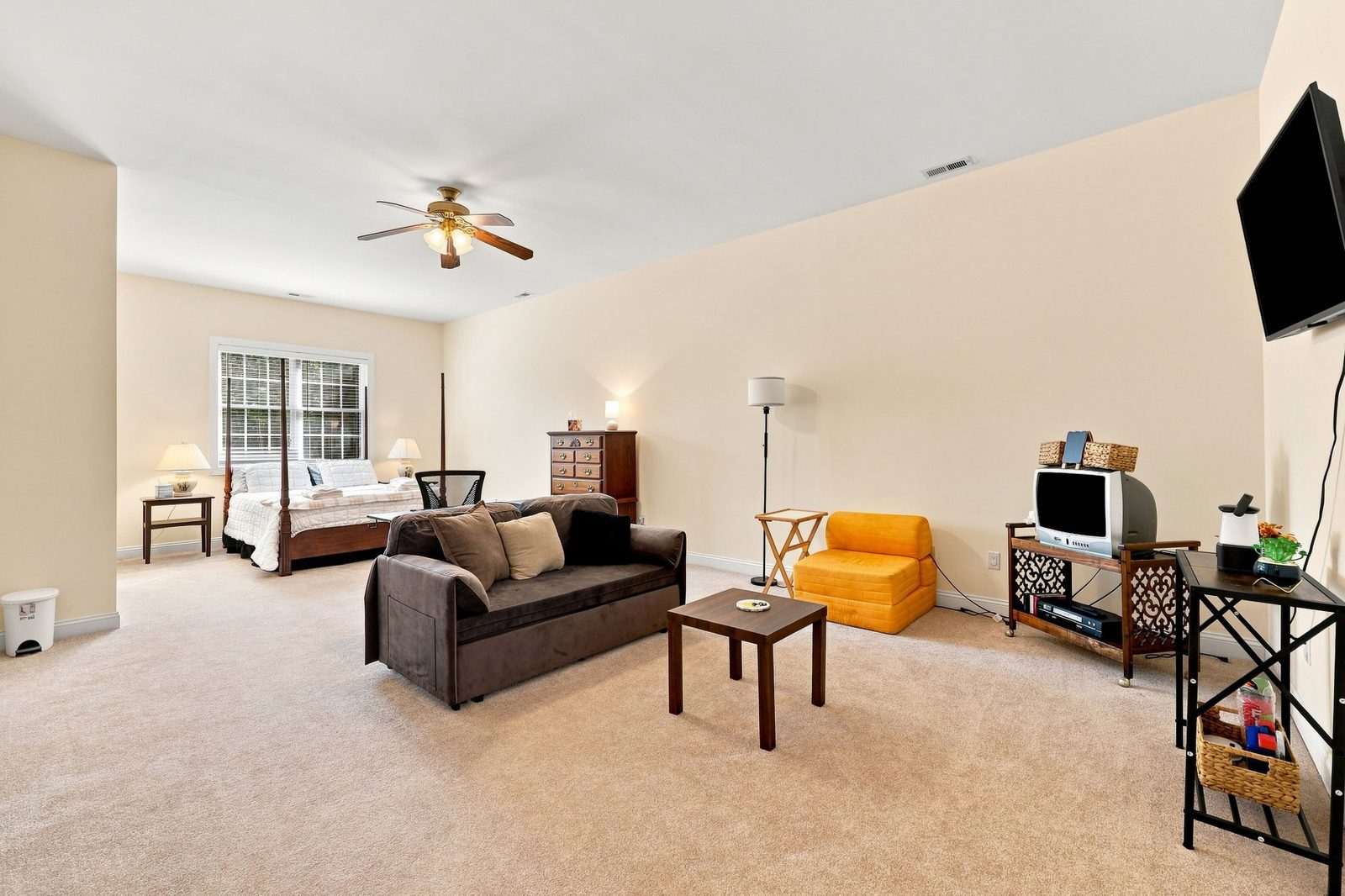 Guest suite with sitting area